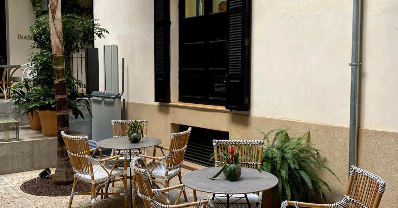 Local SEO - A courtyard with chairs and tables and plants